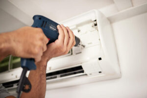 instalacao-de-ar-condicionado-na-varanda-tecnica-do-apartamento